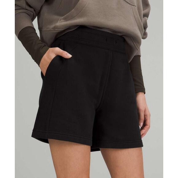 NWT Lululemon Scuba High-Rise Short 5" - Size 8 - Picture 2 of 3